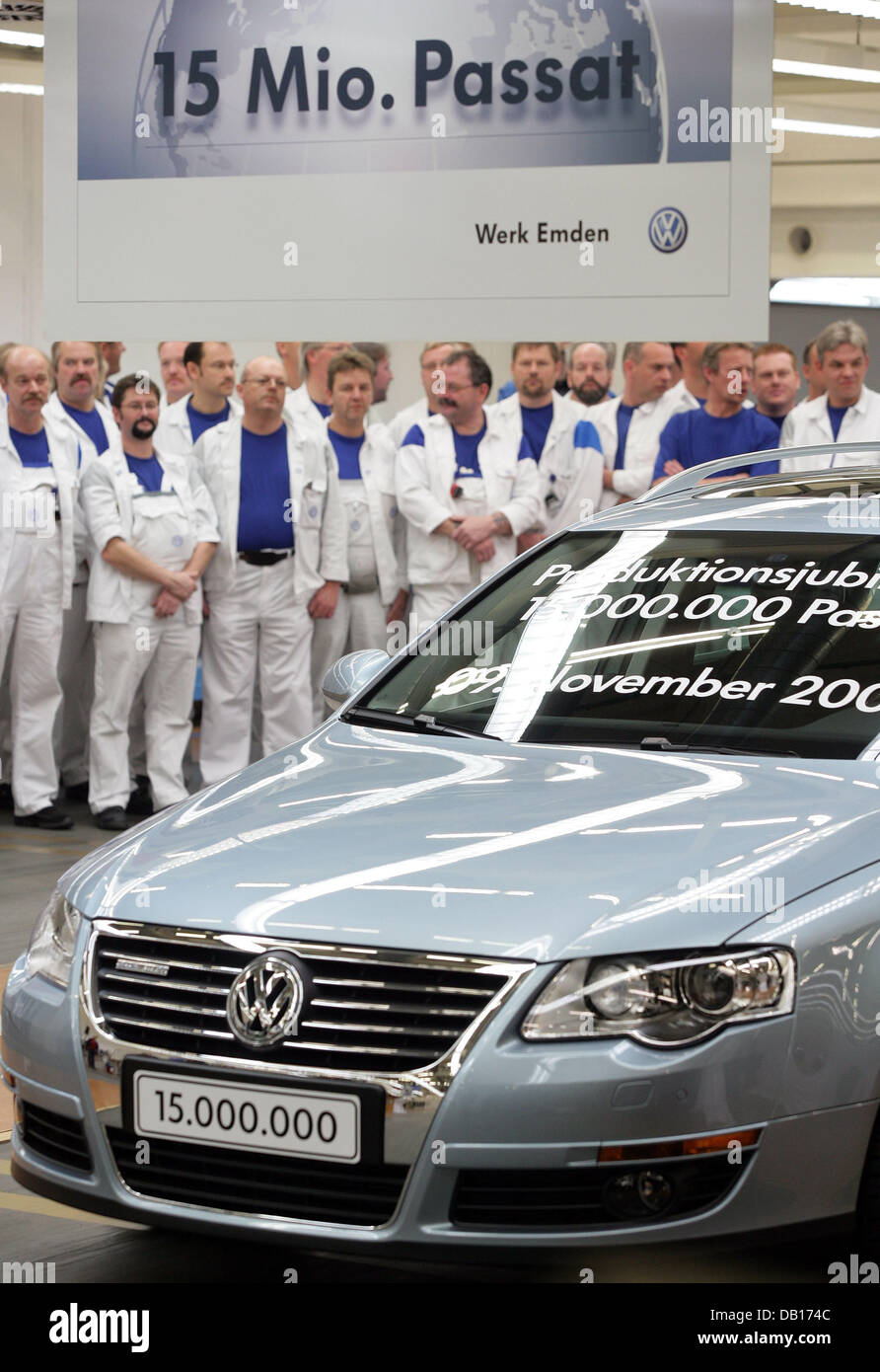 Der 15-millionste VW Passat ist der Automobil-Hersteller-Werk in Emden, Deutschland, 9. November 2007 ins Leben gerufen. Mitarbeiter nehmen auch die Zeremonie feiern die Passat-Produktion-Serie, die vor 34 Jahren begann. Das Jubiläumsmodell ist eine Arctic Blue Silver Version mit umweltfreundlicher BlueMotion-Technologie. VW die einzigartige Passat auf die Deutsche Knochenmark Spender Cent gespendet Stockfoto