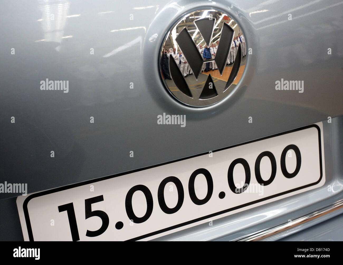 Das Bild zeigt das Kennzeichen des 15-millionste VW Passat in der Automobil-Hersteller Fabrik in Emden, Deutschland, 9. November 2007. Mitarbeiter nehmen auch die Zeremonie feiern die Passat-Produktion-Serie, die vor 34 Jahren begann. Das Jubiläumsmodell ist eine Arctic Blue Silver Version mit umweltfreundlicher BlueMotion-Technologie. VW spendete die einzigartige Passat zu den Ge Stockfoto