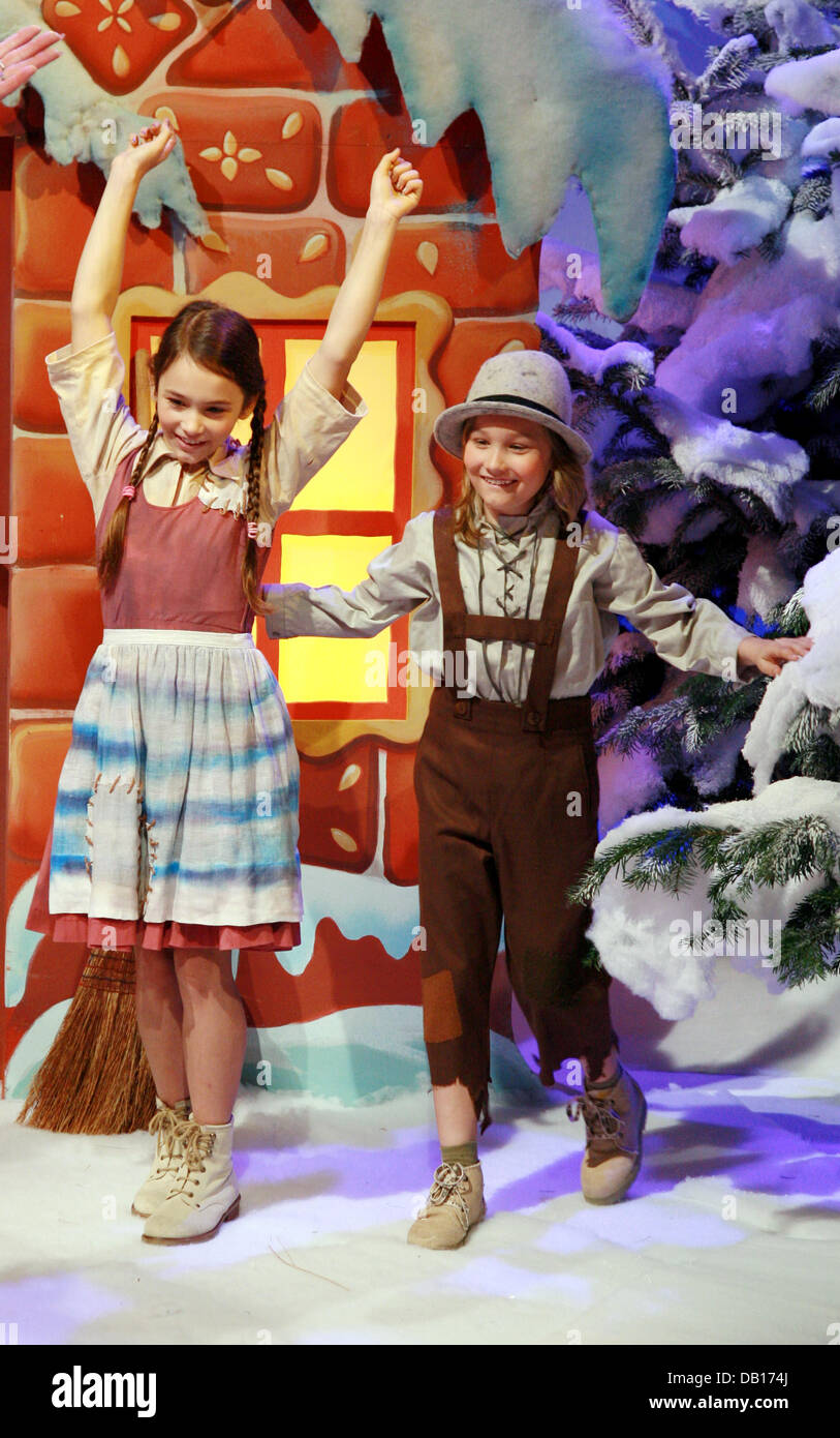 Kinderdarsteller Lena Beyerling als Gretel und ihr Bruder Laurin wie Haensel führen Sie während der Aufzeichnung des Fernsehens zeigen "Frohe Weihnachten mit Frank" in Berlin, Deutschland, 9. November 2007. Die Show des öffentlich-rechtlichen Senders MDR wird am 24. Dezember um 19:45 angezeigt. Foto: JENS KALAENE Stockfoto