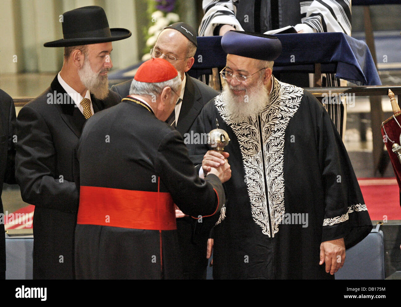 Der Kölner Kardinal Joachim Meisner (2 L) übergibt die Zierde der Thora zum Oberrabbiner Schlomo Moshe Amar (R) in der Synagoge in Köln, Deutschland, 9. November 2007 Blättern. Eine Tora-Rolle zerstört 1938 Progrom gegen die Juden in der "Kristallnacht", kippte am Tempel feierlich, nachdem er restauriert in Jerusalem in den letzten Monaten. Der Erzbischof Stockfoto