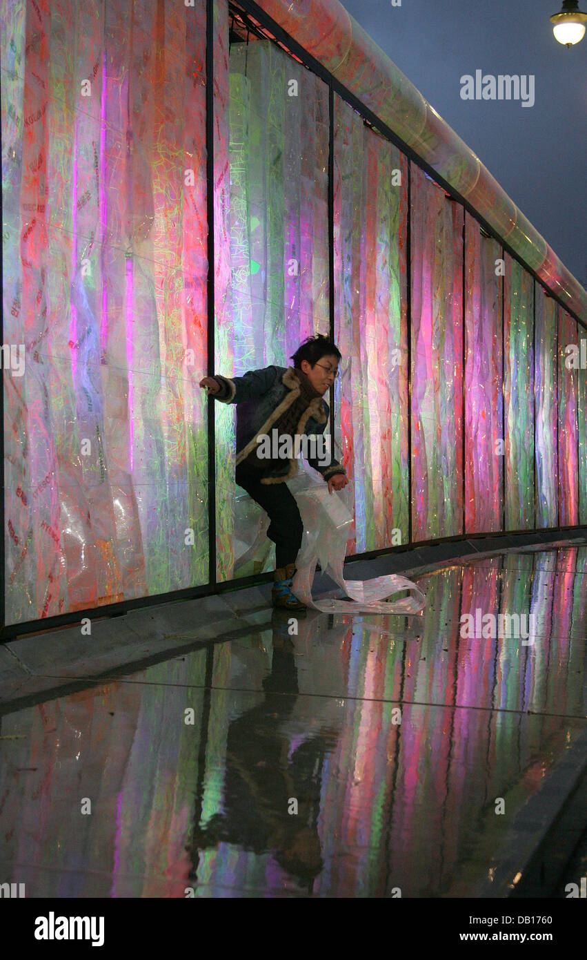 Koreanische Künstlerin Eun Sook Lee durchbricht symbolisch ihre Lichtinstallation "Berliner Mauer verschwunden" am Brandenburger Tor in Berlin, Deutschland, 9. November 2007. Die Lichtinstallation, erinnert sich der Fall der Berliner Mauer am 9. November 1989. Foto: GERO BRELOER Stockfoto