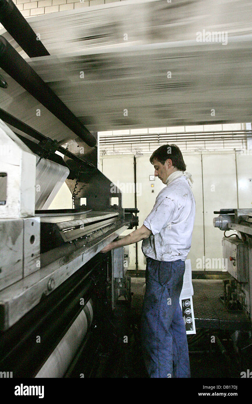 Ein Mitarbeiters Setzt Mann-Offset-Druckmaschine Bei Der Herstellung Von  Baskischen Tageszeitung "Gara" Bei Einer Druckerei In Usurbil In Der Nähe  Von San Sebastian, Spanien, 27. Oktober 2007. Gara Ist Die Große  Zweisprachig (Baskisch