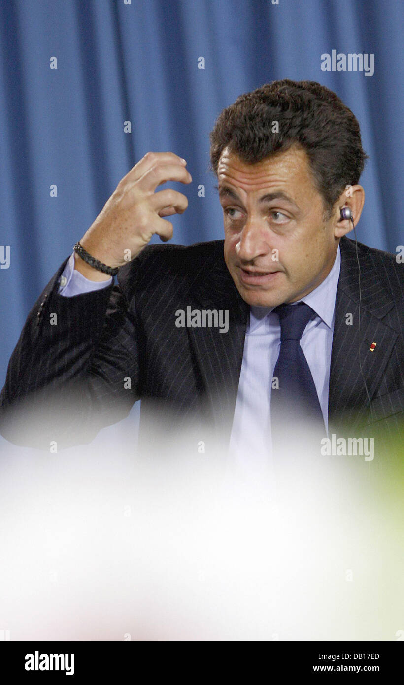 Der französische Präsident Nicolas Sarkozy Gesten während einer Diskussion mit Schülern des Romain-Rolland-Gymnasiums auf die Integration von Einwanderern in Berlin, Deutschland, 12. November 2007. Sarkozy und Bundeskanzlerin Merkel besuchte die Schule im Rahmen der Deutsch-französische Ministerrat, in dem die Politiker auf Integration konzentrieren wollen. Die Mitglieder des Kabinetts von beiden countr Stockfoto