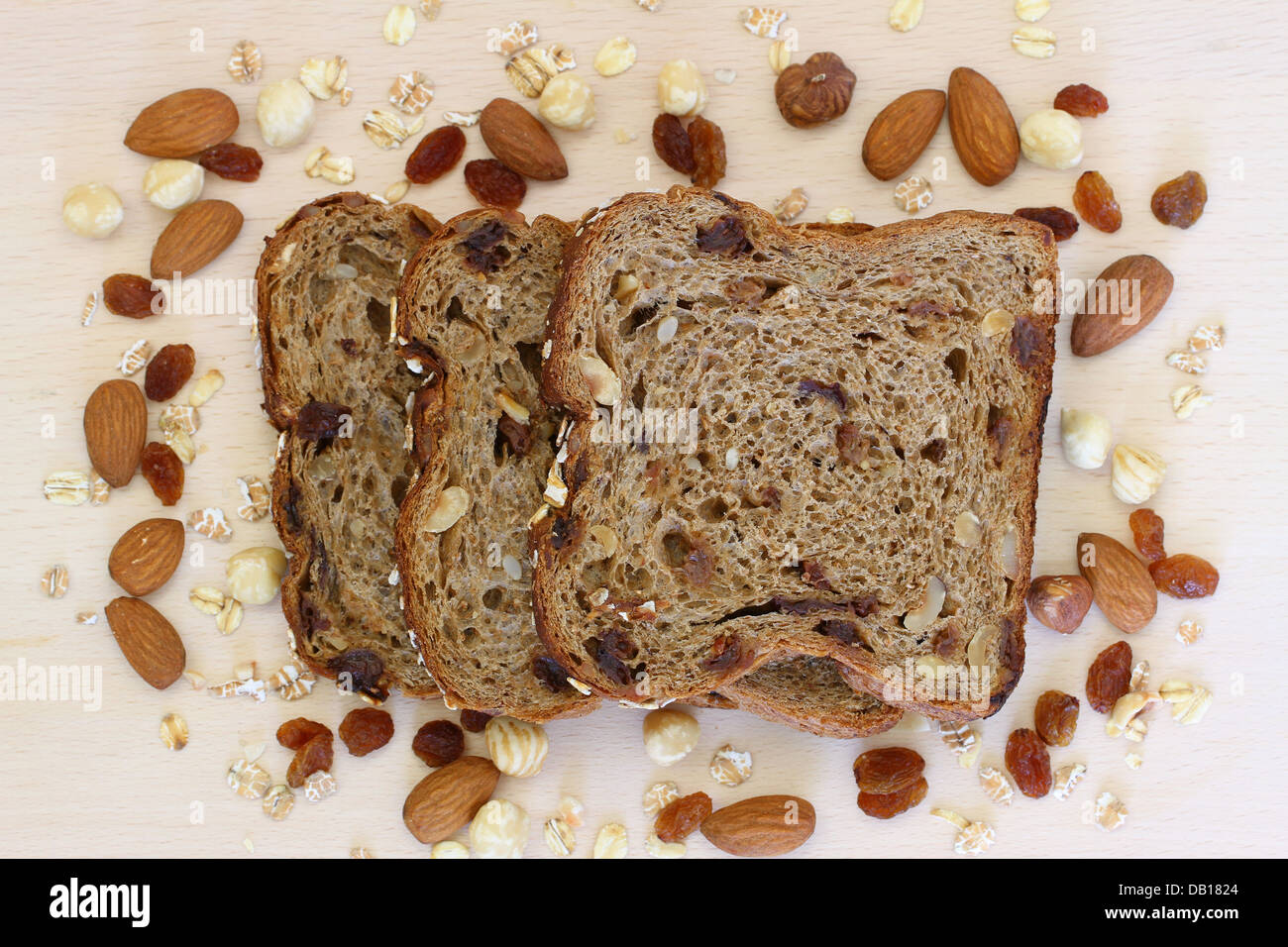 Schnittbrot Müsli auf Holzbrett Stockfoto