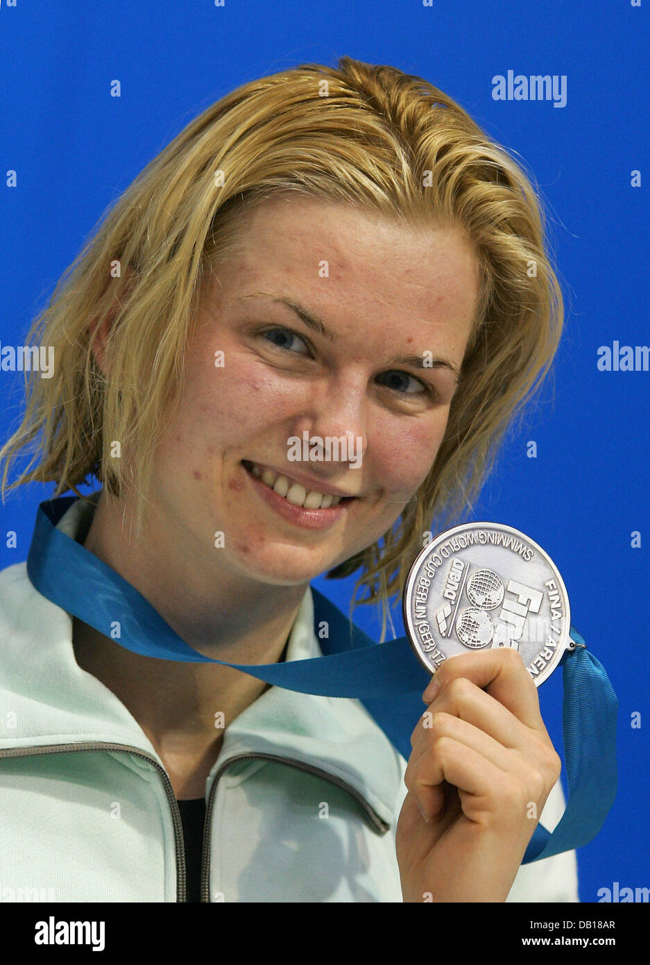 Zweitplatzierten deutschen Britta Steffen präsentiert ihre Silbermedaille nach 100 m Freistil Finale beim Swimming World Cup in Berlin, 18. November 2007. Foto: GERO BRELOER Stockfoto