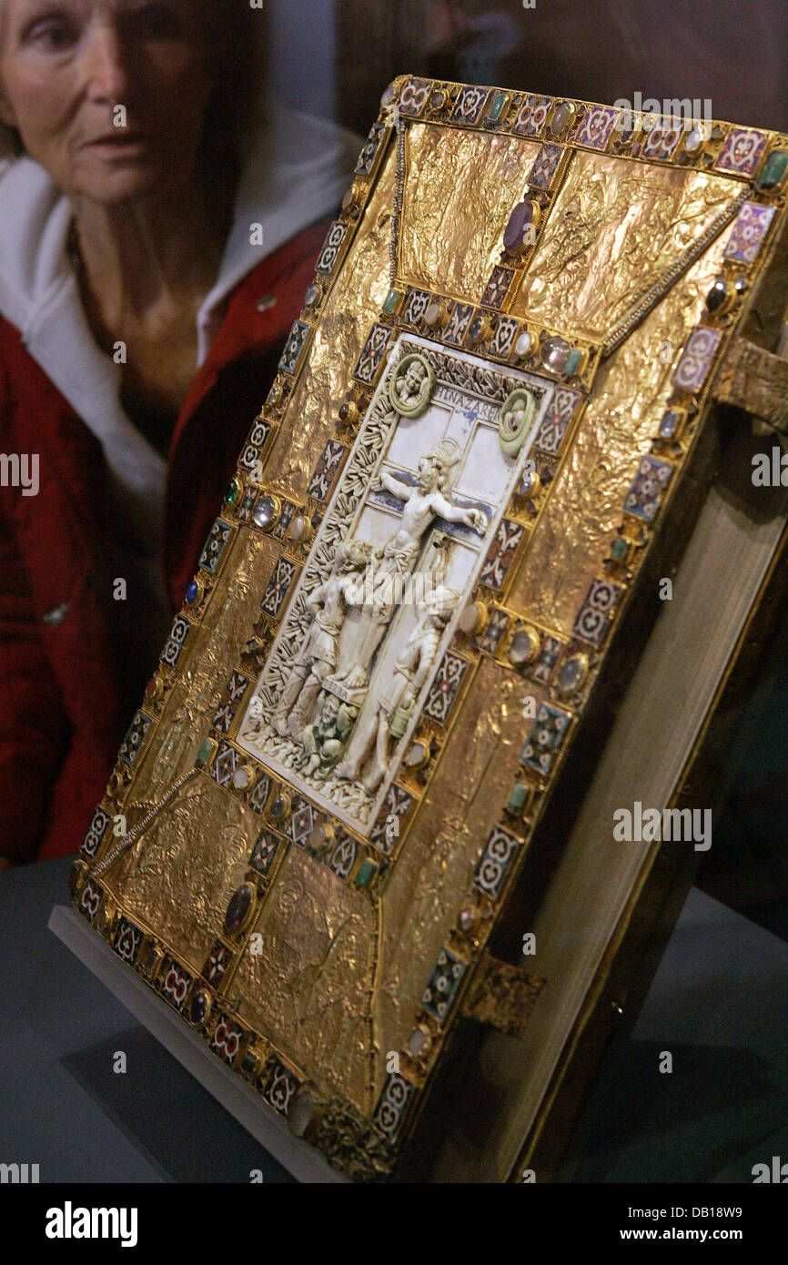 Eine Frau wirft einen Blick auf die "Codex Aureus" (Goldenes Buch) geschmückt mit Juwelen in das Germanische Nationalmuseum (GNM) in Nürnberg, 20. November 2007. Echternacher Codex Aureus zählt zu den bedeutendsten mittelalterlichen Manuskripten und wird zum ersten Mal in 25 Jahren in der GNM bis 24. Februar 2008 vorgestellt. Foto: DANIEL KARMANN Stockfoto