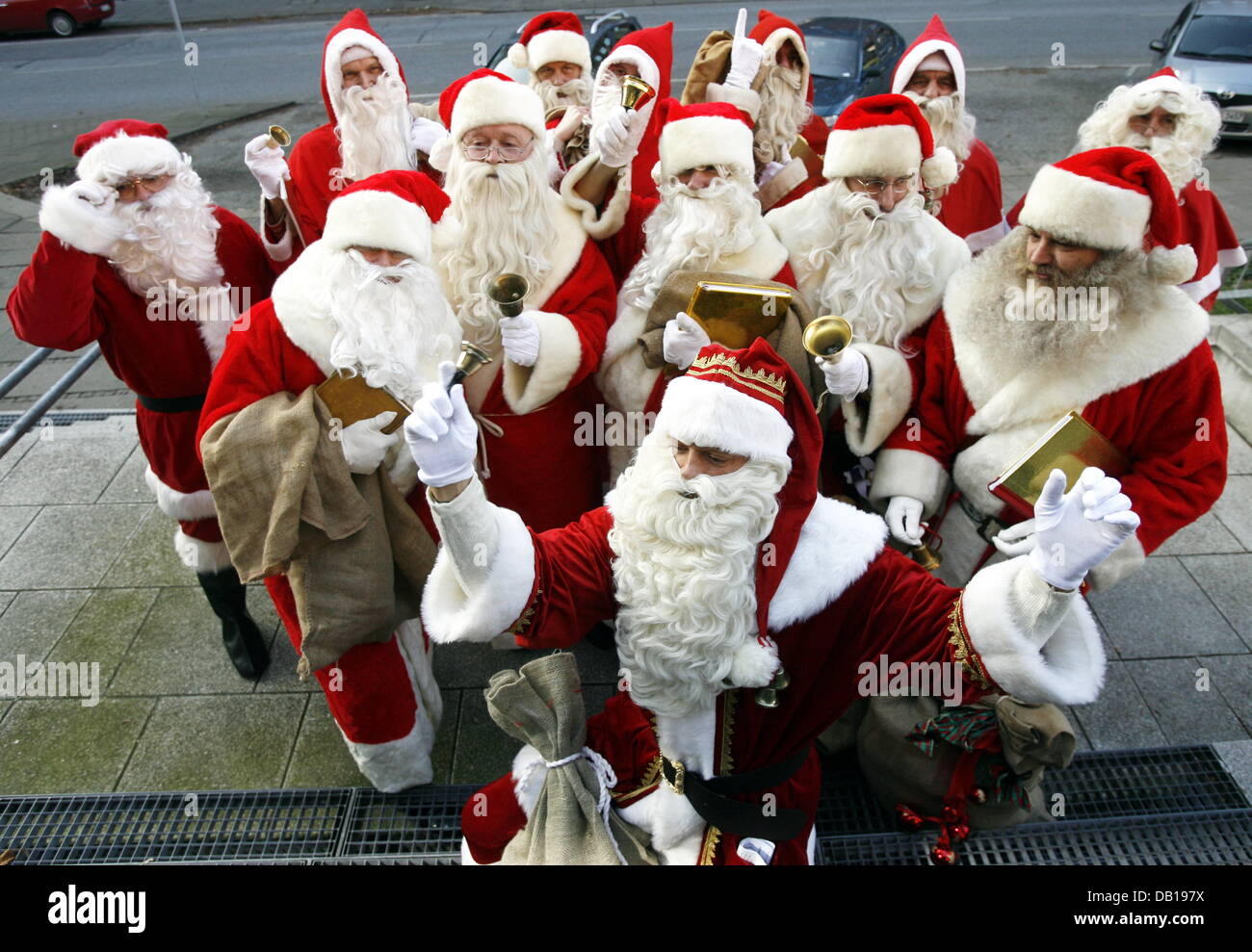 Weihnachtsmänner auf ca. 200 verschiedenen Heiligabend-Events vom Arbeitsamt platziert werden stellen in Hamburg, Deutschland, 22. November 2007. 60 Weihnachtsmänner wurden bisher gebucht. Sie sollen alle bieten ihre eigenen Kostüme, strahlen Ruhe und Behaglichkeit, ehrlich sein und mindestens 1,75 Meter hoch werden. Foto: MAURIZIO GAMBARINI Stockfoto