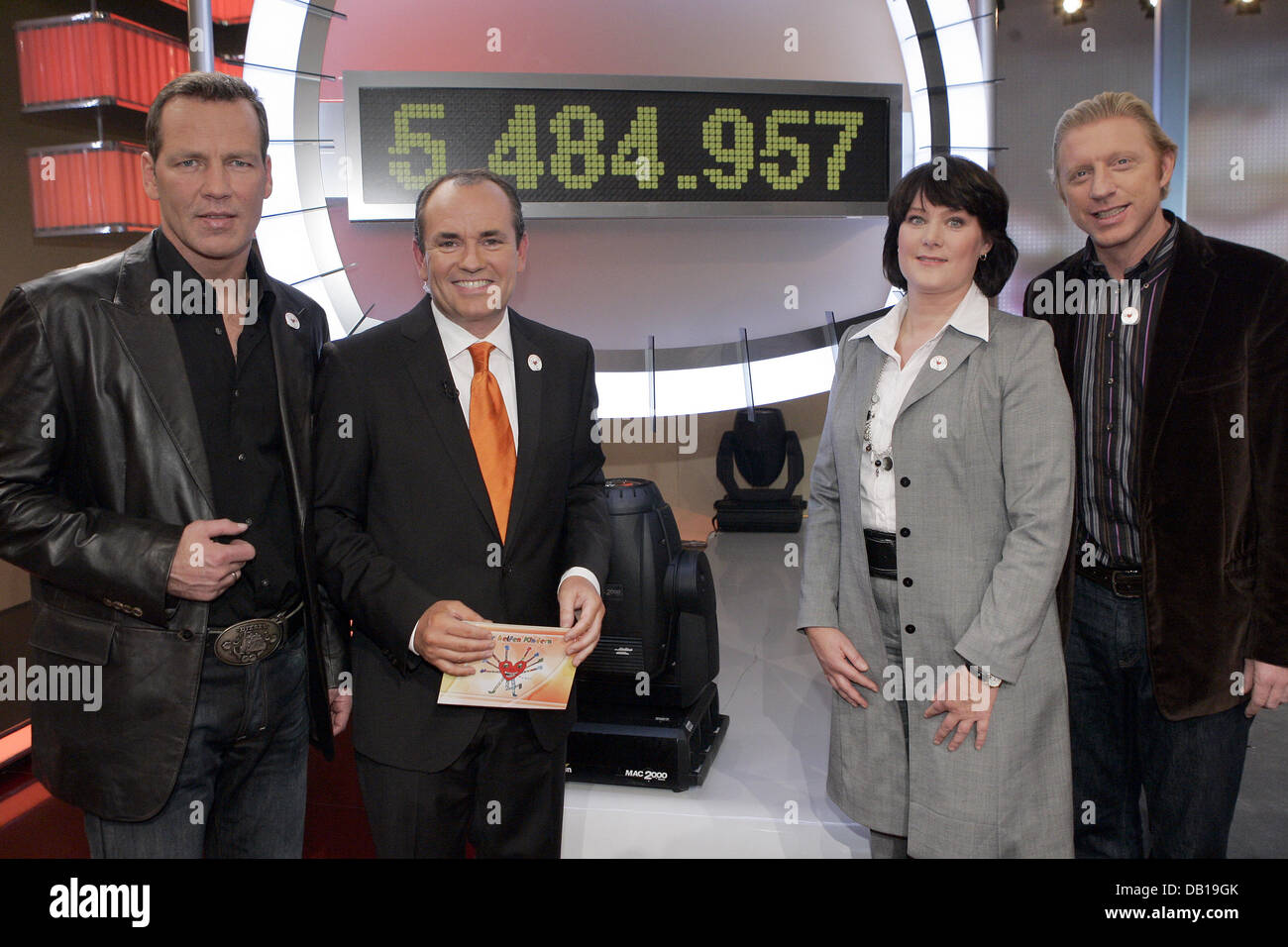 Ex-Boxer Henry Maske (L-R), host Wolfram Kons, CEO der TV-Sender RTL Anke Schaeferkordt und ehemaliger Tennisspieler Boris Becker am Ziel des RTL-Spenden-Marathon in Köln, 23. November 2007 abgebildet sind. Mehr als 5,4 Millionen Euro wurden während der 24,5 Stunden-Marathon für Kinder Hilfsprojekte gespendet. Foto: Jörg Carstensen Stockfoto