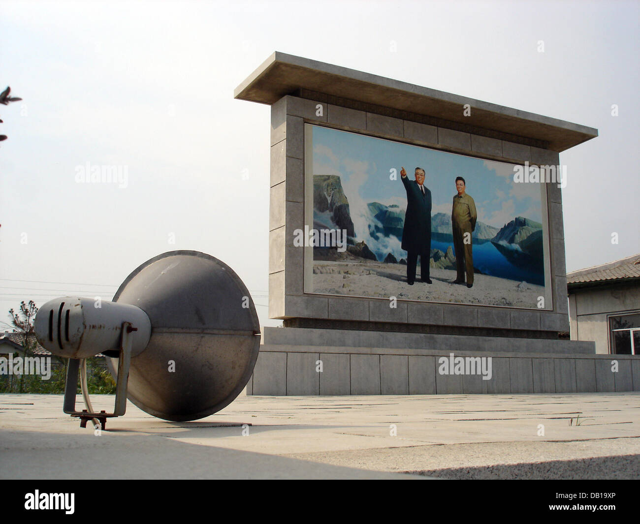 Das Bild zeigt einen typische "Altar" Darstellung der "Große Führer" sung (L, 1912-1994), sein Sohn und seine Vorgänger Kim Jong Il die Weg zum prosperierenden Ländern in Nord Hwanghae Provinz von Nordkorea, 12. September 2007. Foto: Thomas Gutschker Stockfoto