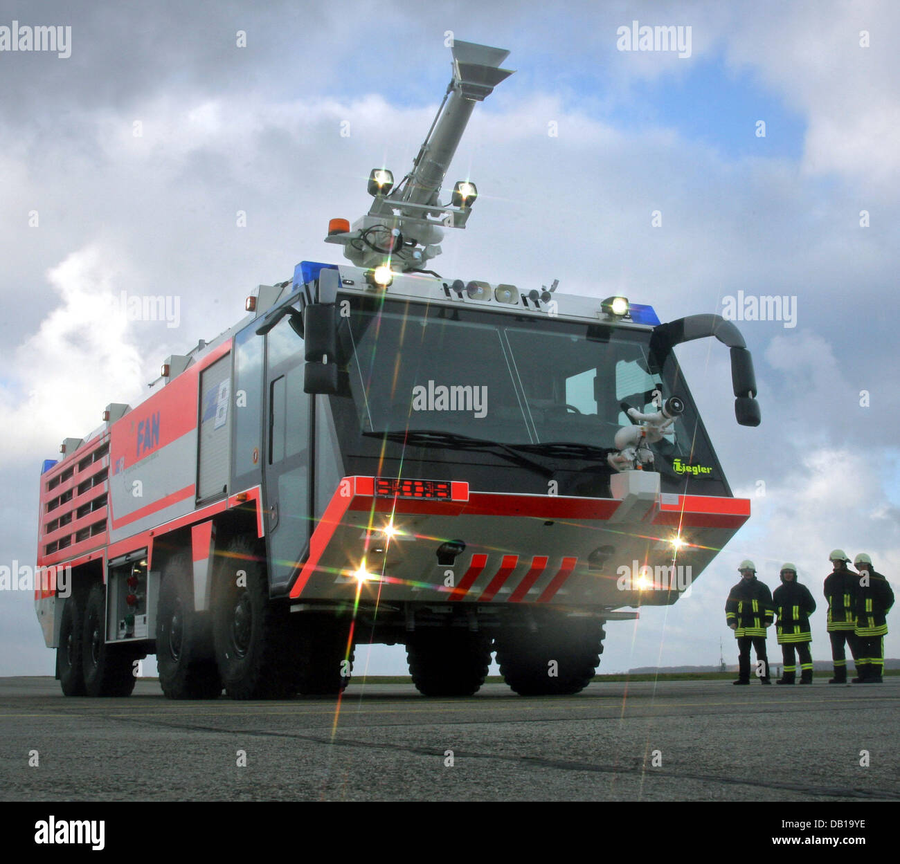 Deutschlands erste spezielle Flughafen Feuerwehrauto, der Mann/Ziegler Z8 ist Flughafen Altenburg-Nobitz, Altenburg, Deutschland, 27. November 2007 in Betrieb genommen. 8-Rad-Fahrzeug wiegt 43 Tonnen und wird von einem 1, 000hp-V12-Dieselmotor angetrieben. Seine wichtigsten Wassertank enthält bis zu 12.500 Liter, die Schaumtanks können bis zu 1.500 Liter. Die Tanks Kraftstoff eine Kanone auf dem Fahrzeugdach montiert Stockfoto