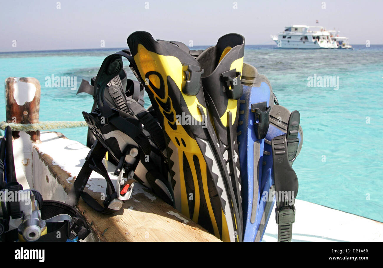 Flossen sind abgebildet, auf einem Boot Offshore-Hurghada, Ägypten, 2. Oktober 2007. Das Rote Meer ist sehr beliebt für Tauchsport. Foto: Felix Heyder Stockfoto