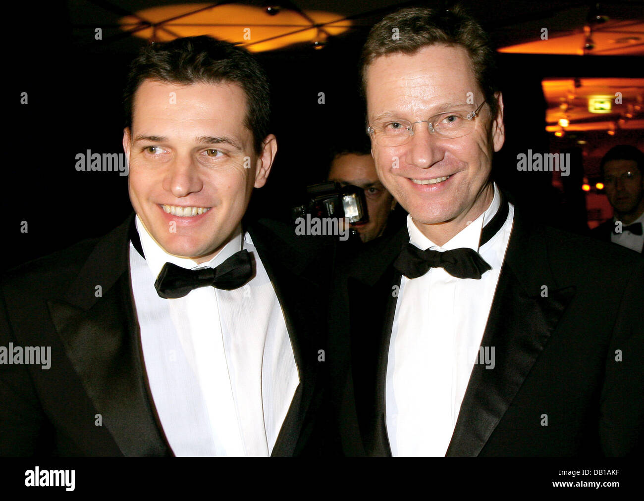 Vorsitzender der freien demokratischen Partei (FDP), deutscher Politiker Guido Westerwelle (R), posiert mit seinem Freund, Sportmanager Michael Mronz bei der 59. jährliche Bambi Verleihung in Düsseldorf, 29. November 2007. Foto: Jens Kalaene Stockfoto