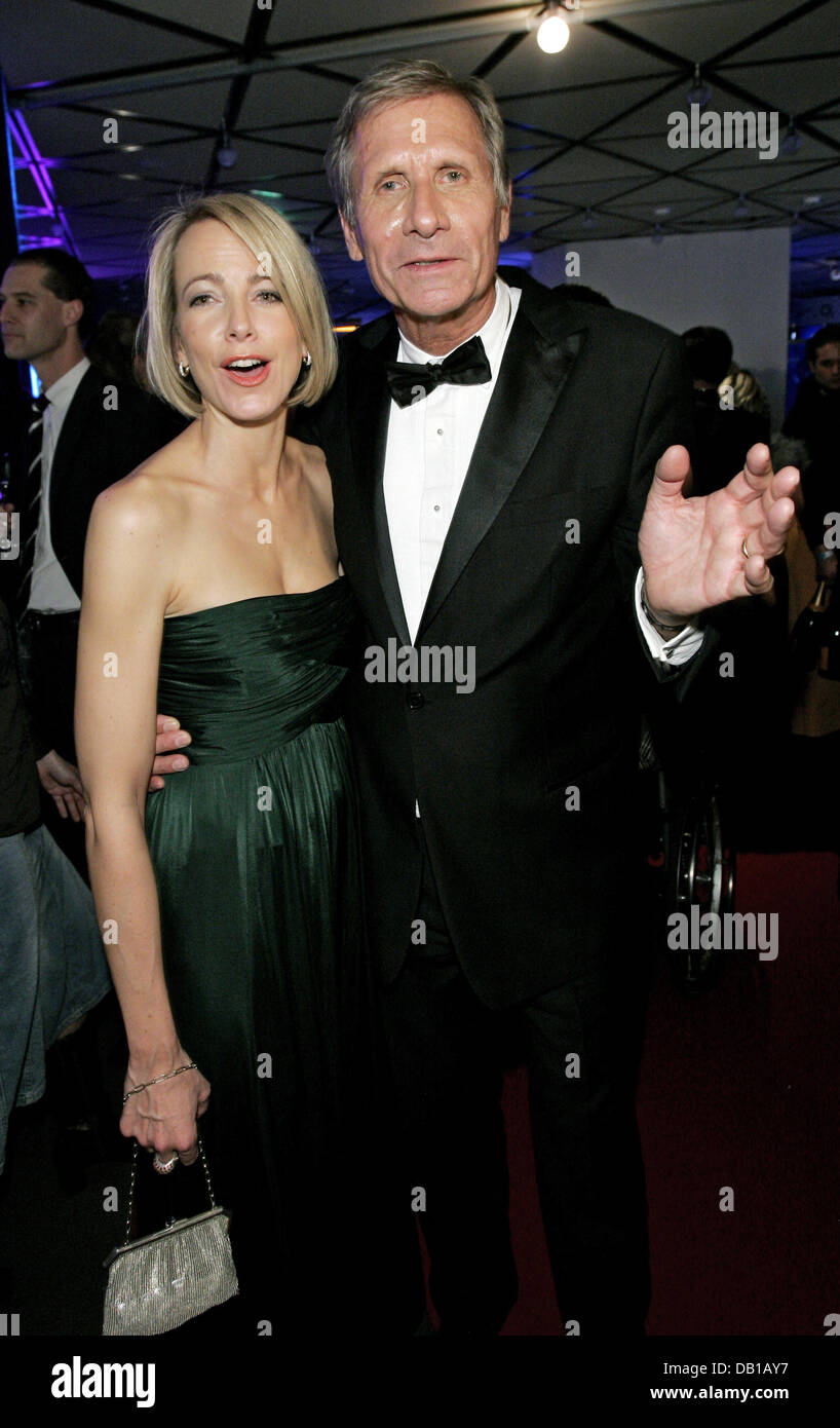 Journalist Ulrich Wickert und seiner Partnerin Julia Jaekel stellen bei der After-Show-Party nach der 59. jährliche Bambi Preisverleihung in Düsseldorf, 29. November 2007. Foto: Jörg Carstensen Stockfoto