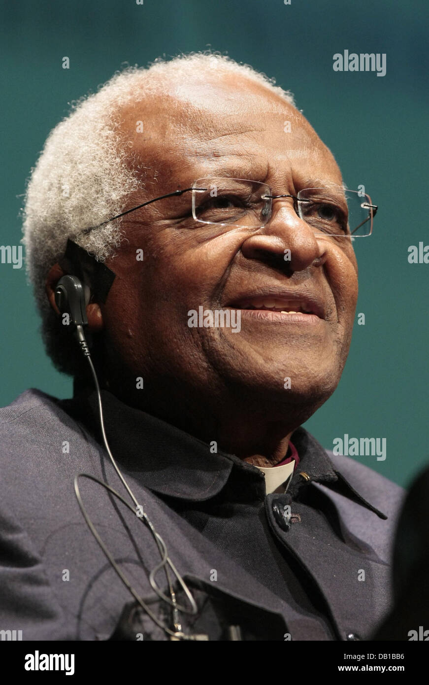 Südafrikanische Erzbischof Desmond Tutu hält eine Dankesrede nach Erhalt des Marion Dönhoff-Preis in Hamburg, Deutschland, 2. Dezember 2007. Der "Marion Dönhoff-Preis für internationale Annäherung und Versöhnung" wird zum fünften Mal verliehen und ist mit 20.000 Euro dotiert. Foto: ULRICH PERREY Stockfoto