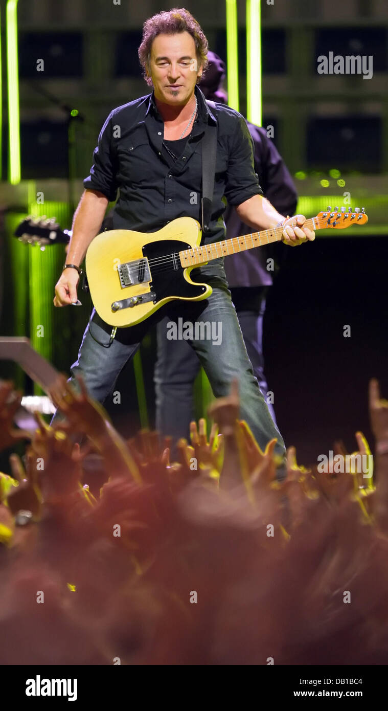 US-amerikanischer Rock-Sänger Bruce Springsteen führt während einer Tour-Konzert in der SAP Arena in Mannheim, Deutschland, 2. Dezember 2007. Nach dem Start seiner Europa-Tournee in Madrid, präsentiert Springsteen sein neues Album "Magic" bei zwei Konzerten in Deutschland in Mannheim und Köln. Foto: Ronald Wittek Stockfoto