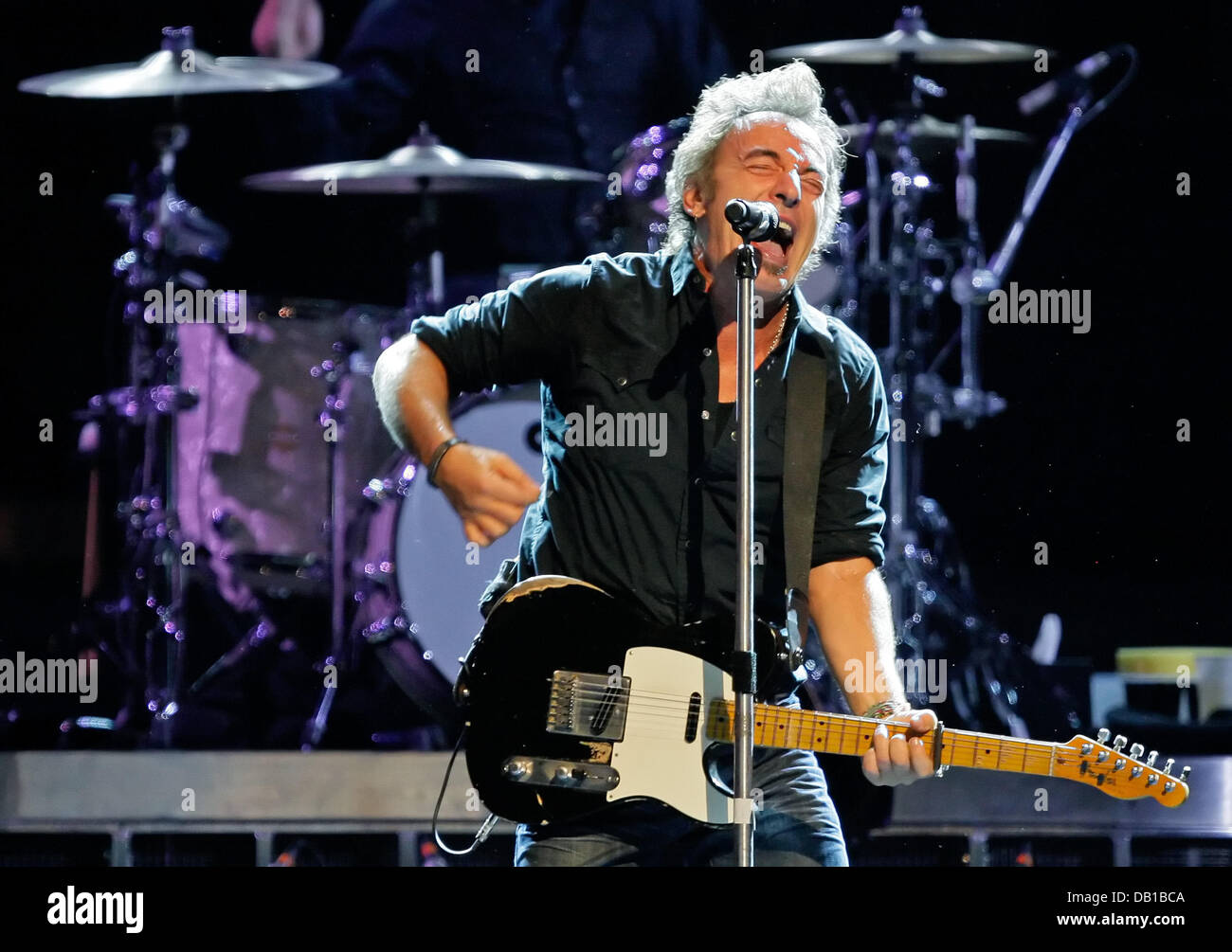 US-amerikanischer Rock-Sänger Bruce Springsteen führt während einer Tour-Konzert in der SAP Arena in Mannheim, Deutschland, 2. Dezember 2007. Nach dem Start seiner Europa-Tournee in Madrid, präsentiert Springsteen sein neues Album "Magic" bei zwei Konzerten in Deutschland in Mannheim und Köln. Foto: Ronald Wittek Stockfoto