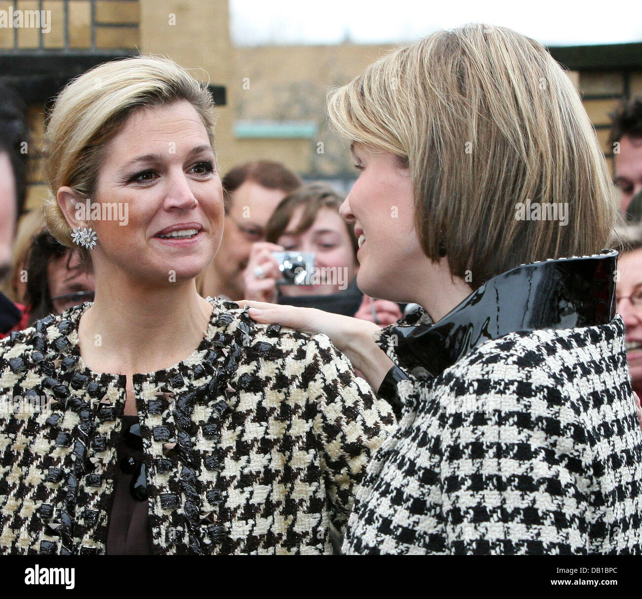 Prinzessin Mathilde von Belgien (R) und Prinzessin Maxima der Niederlande kommen für die Ausstellung von dem Gemeentemuseum in den Haag, Niederlande, 4. Dezember 2007. Die Ausstellung präsentiert einen Einblick über die Geschichte der niederländischen und belgischen Malerei zwischen 1400 und 2000. Foto: Albert Nieboer (Niederlande) Stockfoto