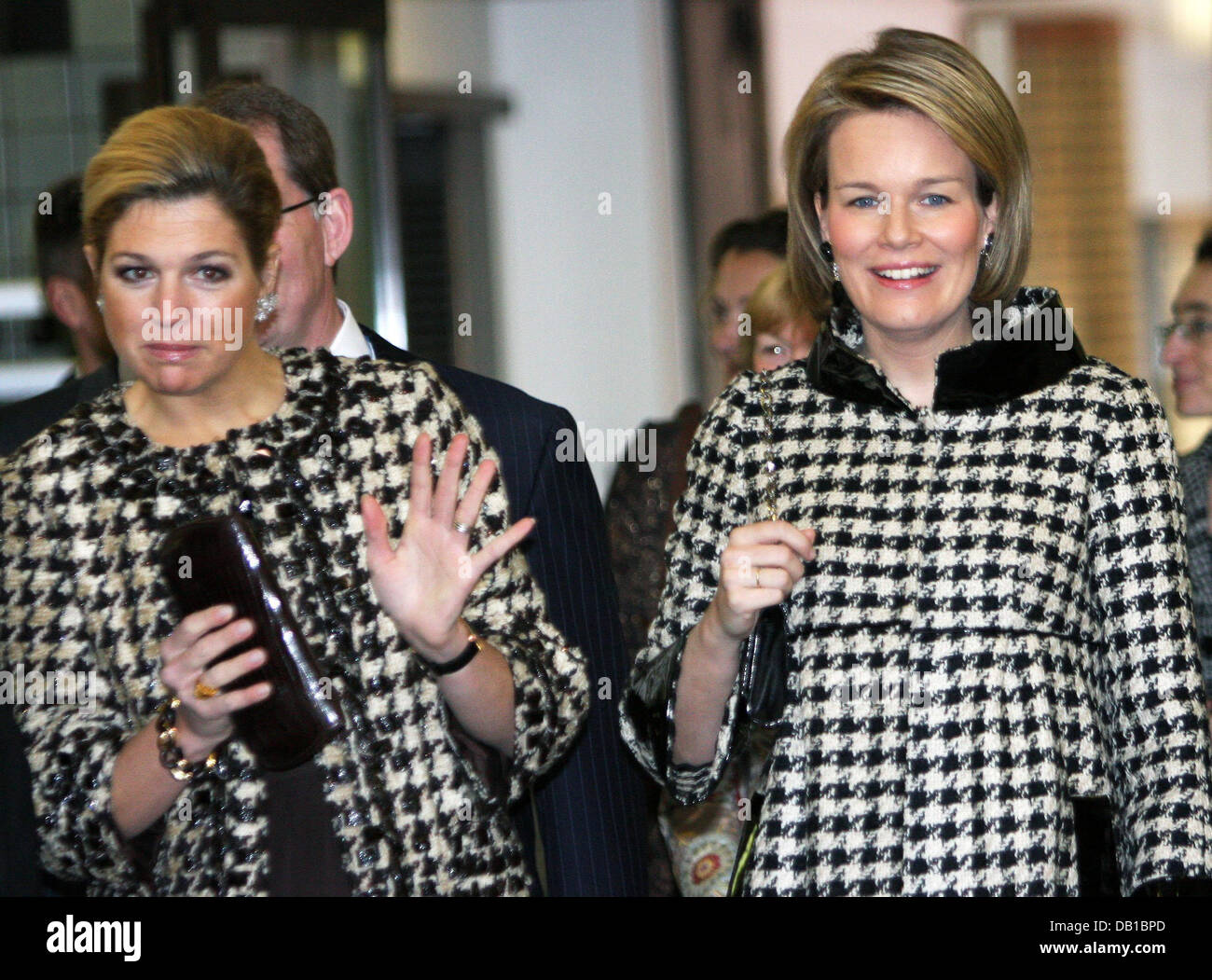 Prinzessin Mathilde von Belgien (R) und Prinzessin Maxima der Niederlande kommen für die Ausstellung von dem Gemeentemuseum in den Haag, Niederlande, 4. Dezember 2007. Die Ausstellung präsentiert einen Einblick über die Geschichte der niederländischen und belgischen Malerei zwischen 1400 und 2000. Foto: Albert Nieboer (Niederlande) Stockfoto