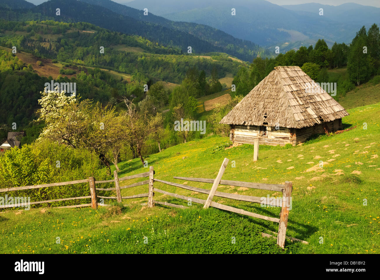Frühling am Morgen Landschaft mit den malerischen kleinen Bauernhof in den Karpaten, Mizhhiria Stockfoto