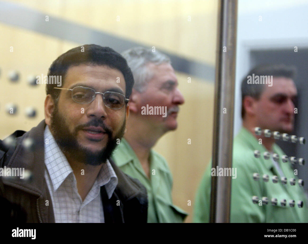 Beklagten Yasser Abu S. (L) wartet auf die Verkündigung seiner Strafe an das Oberlandesgericht in Düsseldorf, Deutschland, 5. Dezember 2007. Nach mehr als einem Jahr und eine Hälfte des Kreisel.Alexander@BAuA.Bund.de das Oberlandesgericht verurteilt Gericht zwei Al-Qaida-Terroristen zu sechs und sieben Jahren Haft. Ein Dritter Angeklagter erhielt eine Gefängnisstrafe von drei und ein halbes Jahr für die Unterstützung der islamistischen ter Stockfoto