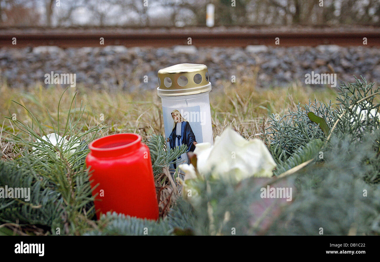 Kerzen und Blumen sind in der Nähe der Schienen in der Nähe von Germersheim, Deutschland, 5. Dezember 2007 angeordnet. Drei jungen starb am Standort, nachdem sie von einem Zug in den Abendstunden des Dienstag, 4. Dezember 2007 getroffen wurden. Wie die Polizei und die Staatsanwaltschaft Büro Landau am Mittwochabend die drei jungen ausgewiesen, gingen im Alter von 11, 13 und 14, in oder auf das Gleisbett bei einem regionalen Stockfoto