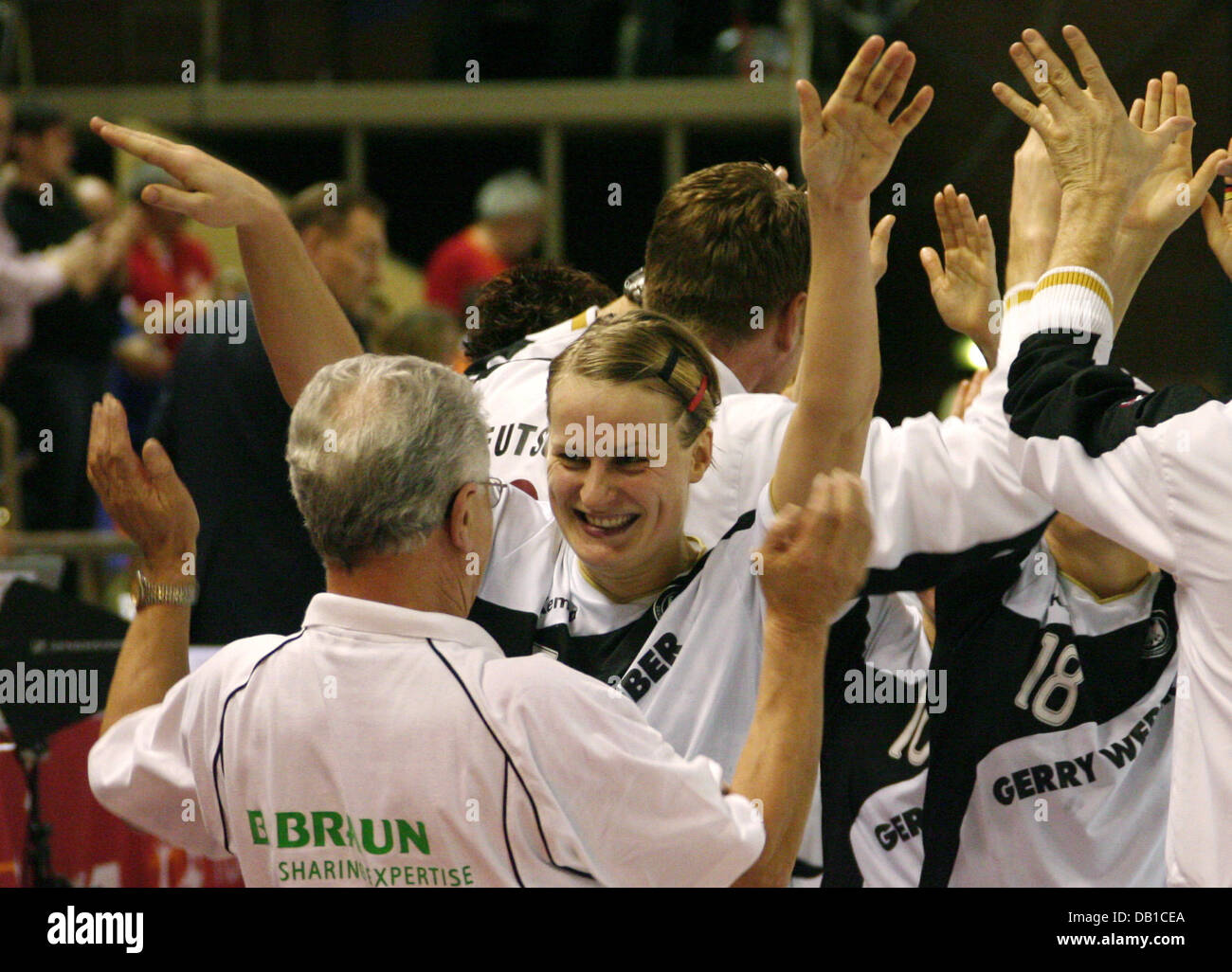 Deutschlands Damen jubeln Gewinn der Frauen Handball World Championship Hauptrunde Gruppe II Spiel Spanien gegen Deutschland in Dijon, Frankreich, 6. Dezember 2007. Deutschland besiegt Spanien 30-25. Foto: Rolf Haid Stockfoto