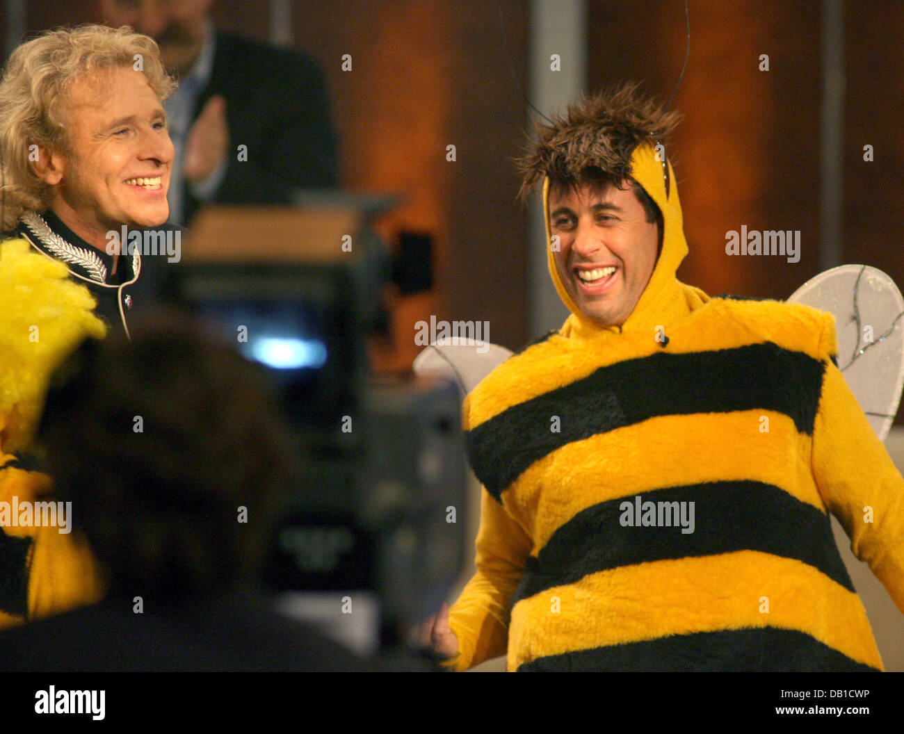 Tv Moderator Thomas Gottschalk Mit Us Comedian Jerry Seinfeld R In Eine Biene Kostum Wahrend Der Zdf Tv Abgebildet Ist Show Wetten Dass In Graz Osterreich 8 Dezember 2007 Tv Gastgeber Thomas Gottschalk Begrusst