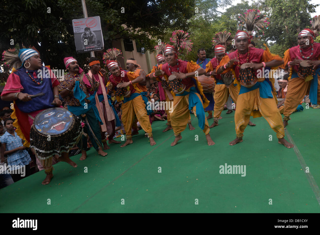 Indien Salz Trommeln, schnellen Rhythmus & Fuß Schritte-durch starke dicke Männer Stockfoto