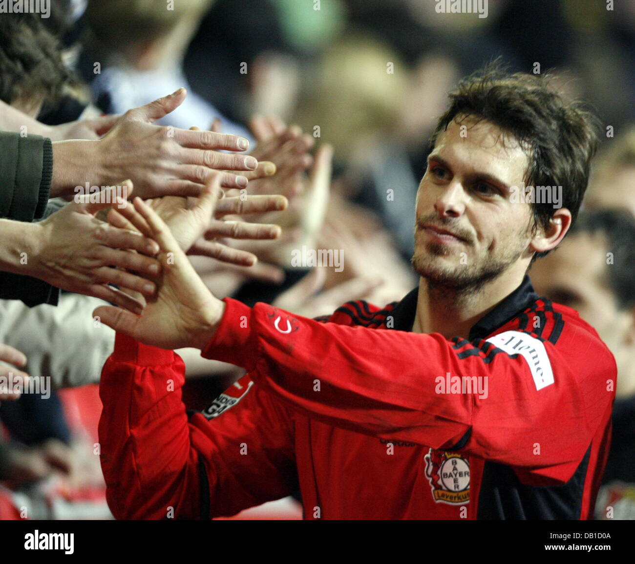 Leverkusens Manuel Friedrich grüßt Fans nach Rostock das Bundesligaspiel Bayer Leverkusen vs. Hansa Rostock 3: 0 in Leverkusen, Deutschland, 9. Dezember 2007 gewinnt. Foto: Franz-Peter Tschauner Stockfoto