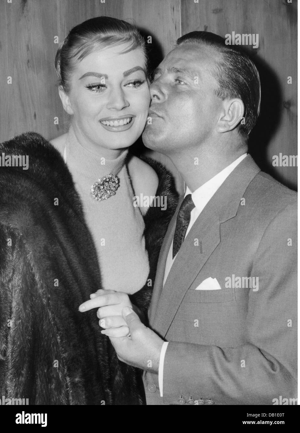 Ekberg, Anita, 29.9.1931 - 11.1.2015, schwedische Schauspielerin, halbe Länge, mit Norman Wisdom, Savoy Hotel, London, 26.5.1956, Stockfoto