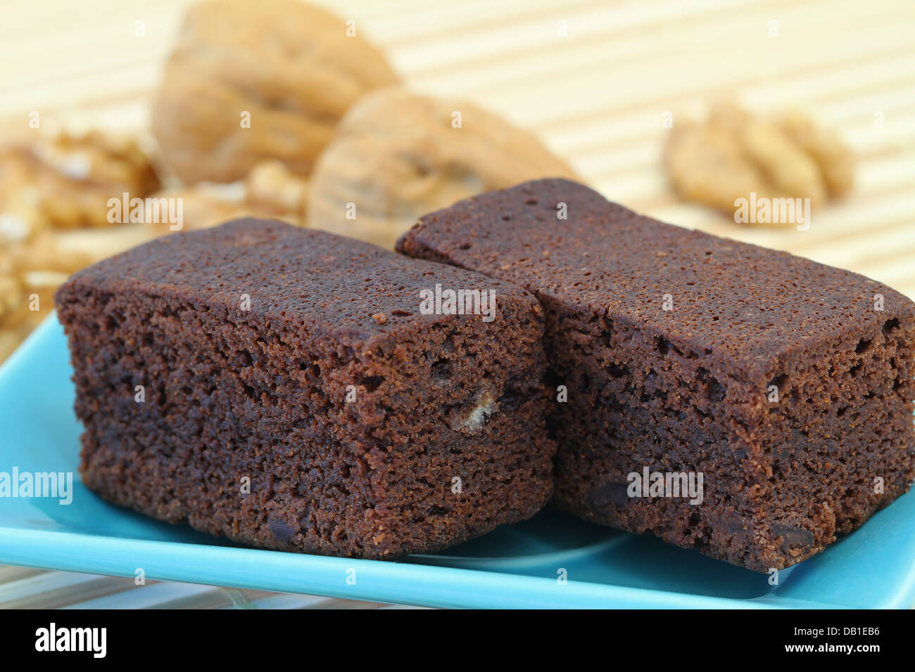Schokoladenkuchen mit Walnüssen Stockfoto
