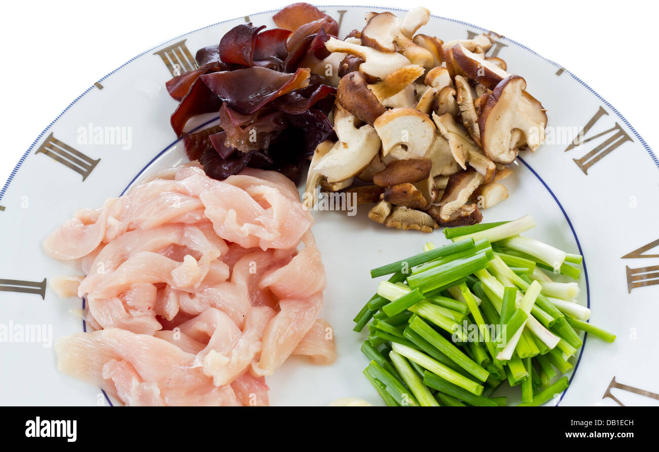 Lebensmittelzutaten einschließlich mit in Scheiben geschnittenen Champignons, in Scheiben geschnitten Schweinefleisch und Lauch. Stockfoto