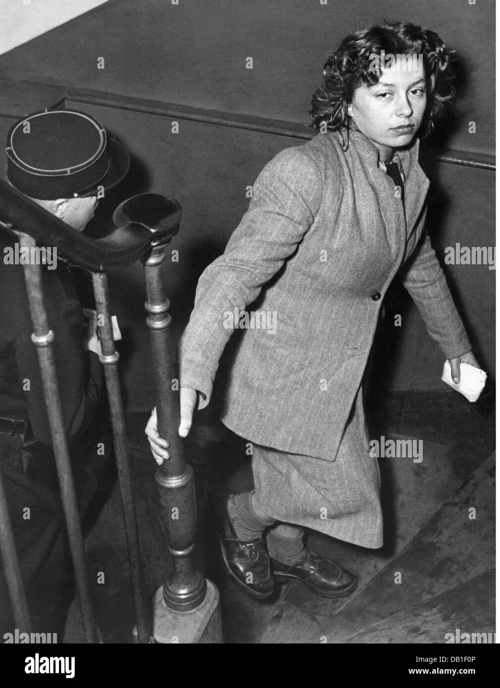 Justiz, schwere Kriminalität, Mord, 18-jährige Huguette Joly im Polizeiamt nach dem Mord an ihrem Begleiter, Paris, 4.11.1948, zusätzliche Rechte-Clearences-nicht verfügbar Stockfoto