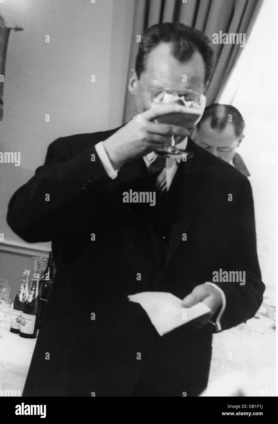 Brandt, Willys, 18.12.1913 - 8. 10.1992, deutscher Politiker (SPD), Regierender Bürgermeister von Berlin 3.10.1957 - 1.12.1966, Besuch in New York, getrunken von einer Berliner Weisse, 11.2.1959, Stockfoto