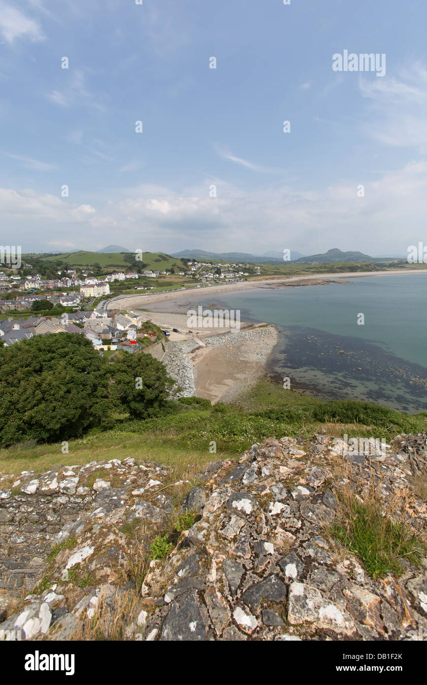 Stadt von Criccieth, Wales.  Erhöhten malerischen Blick von der walisischen Stadt Criccieth mit dem östlichen Strand im Vordergrund. Stockfoto