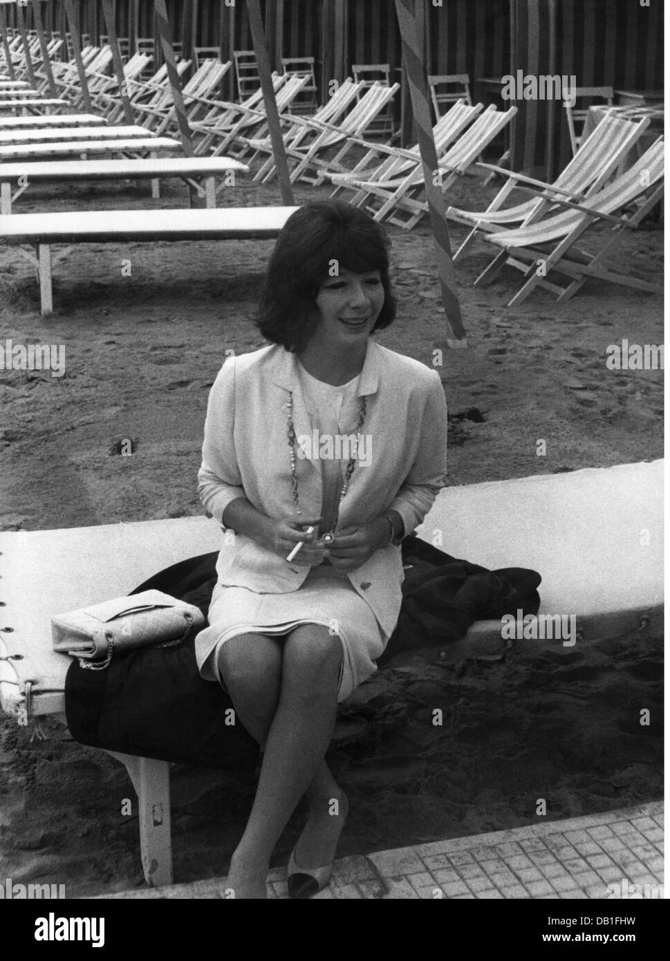 Greco, Juliette, * 7.2.1927, französische Sängerin und Schauspielerin, halbe Länge, am Strand, während der Venedig Film Festival, Venedig, August 1963, Stockfoto