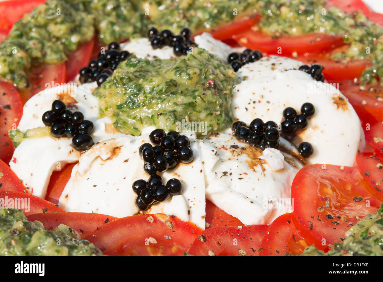 Ein italienisches Salat aus Tomaten, Büffel Mozzarella, frisches Pesto ...