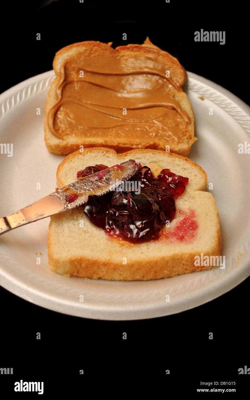 Vorbereitung einer Erdnussbutter und Marmelade-Sandwich Stockfoto