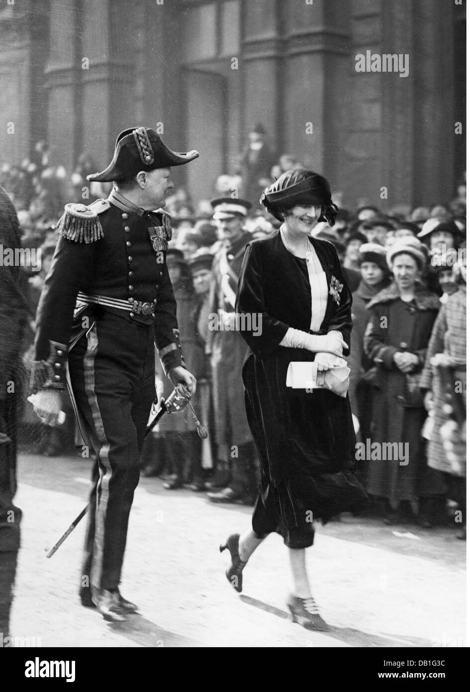 Churchill, Winston Spencer, 30.11.1874 - 24.1.1965, britischer Politiker (Lib.), Staatssekretär für die Kolonien 13.2.1921 - 19.10.1922, mit Frau Clementine während der Hochzeit von Prinzessin Mary of Great Britain, Westminster, London, 28.2.1922, Stockfoto