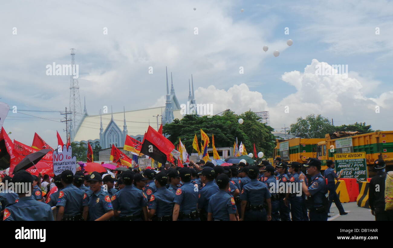 Quezon City, Philippinen. 22. Juli 2012. Polizisten angebotenen Ballons auf Demonstranten während der Anti-SONA-Rallye in Quezon City statt. Bildnachweis: Sherbien Dacalanio/Alamy Live-Nachrichten Stockfoto