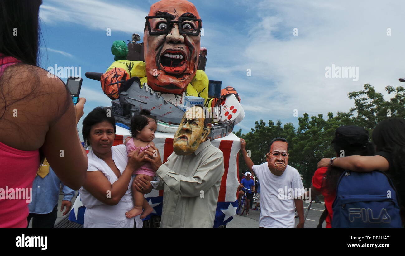 Quezon City, Philippinen. 22. Juli 2012. Eine Mutter und Tochter posiert vor dem Bildnis des Präsidenten Aquino während der Anti-SONA-Rallye in Quezon City Kredit statt: Sherbien Dacalanio/Alamy Live News Stockfoto