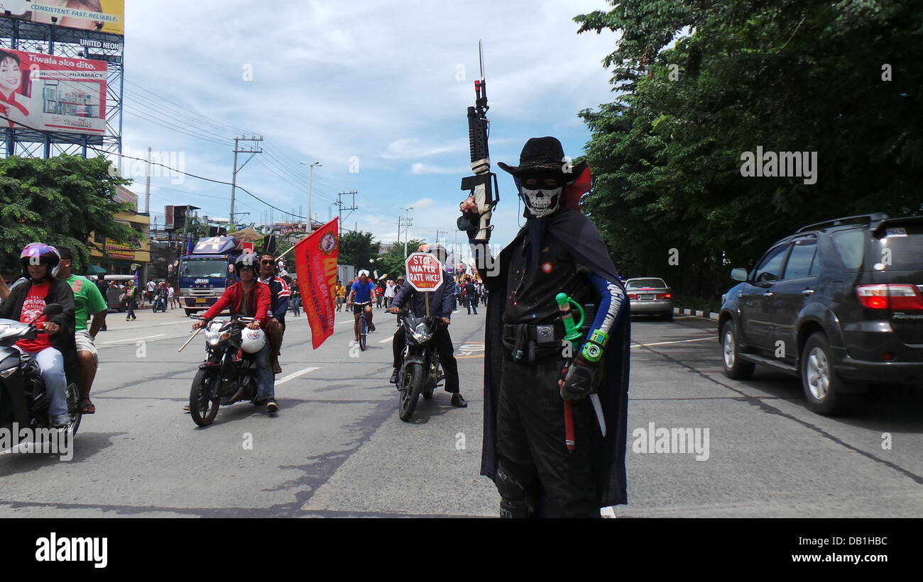 Quezon City, Philippinen. 22. Juli 2012. Ein Mann mit Zorro Kostüm man während der Anti-State of Nation Adresse Protest sieht festgehalten in Quezon City Credit: Sherbien Dacalanio/Alamy Live News Stockfoto