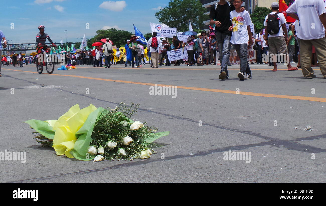 Quezon City, Philippinen. 22. Juli 2012. Während der Anti-State of Nation Adresse Protest Polizisten Demonstranten Blumenstrauß geschenkt aber sie werfen es Weg. Bildnachweis: Sherbien Dacalanio/Alamy Live-Nachrichten Stockfoto