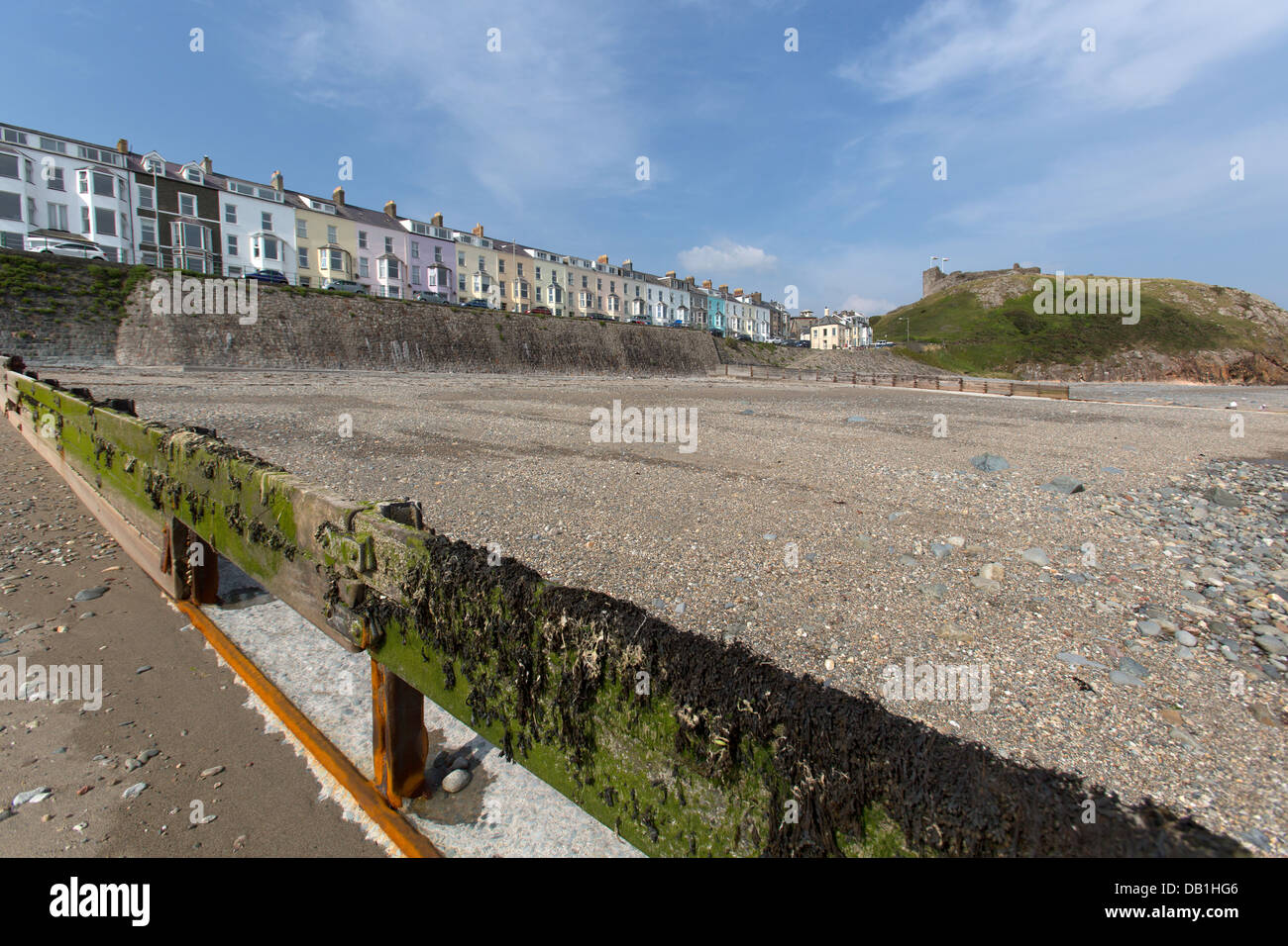 Stadt von Criccieth, Wales.  Malerische Aussicht auf Criccieth Marine Terrace Wohn- und Ferienunterkünfte. Stockfoto