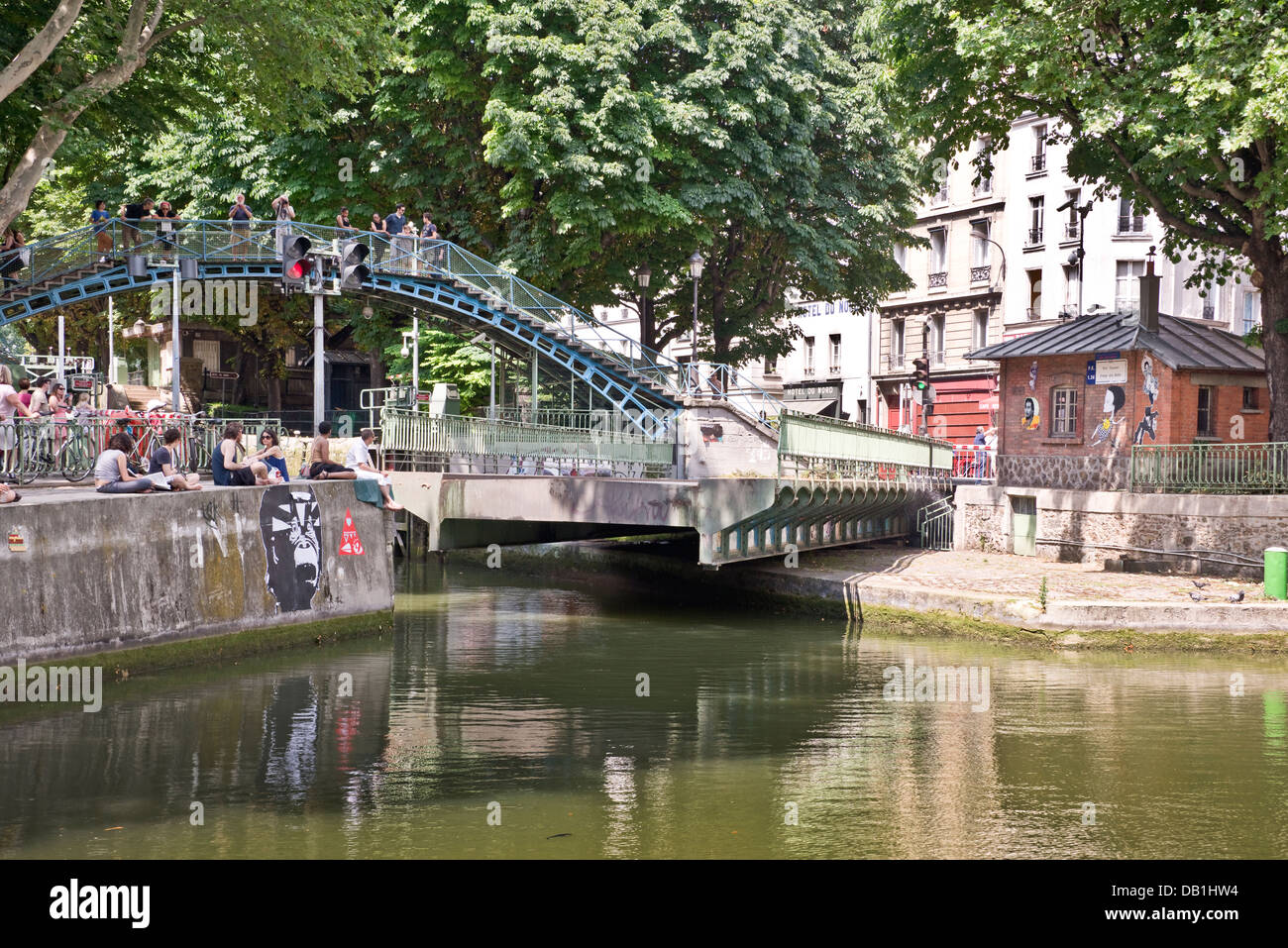 Öffnen eine Drehbrücke über den Canal St-Martin, in der Nähe von Hotel du Nord - Paris, Frankreich Stockfoto