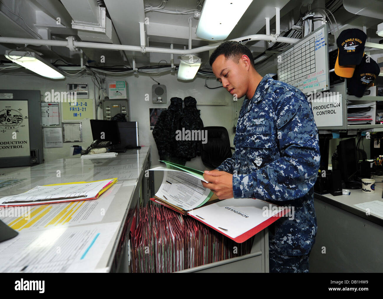 Aviation Maintenance Administrationman 2. Klasse Jesus Aguilar Bewertungen Wartungsdokumentation Flugzeuge an Bord des Flugzeugträgers USS Ronald Reagan (CVN-76). Ronald Reagan führt Träger Qualifikationen im Gange. Stockfoto