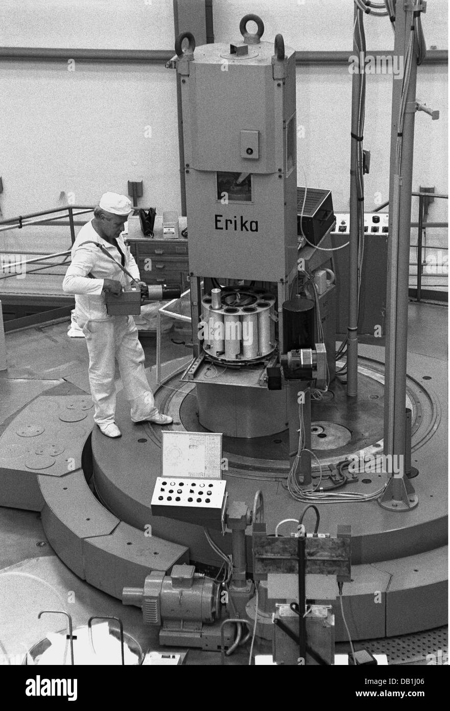 Energie, Kernenergie, Arbeiter, die die Strahlung der Kernbrennstäbe im Zentrum der Kernforschung kontrollieren, Leichtwasserreaktor, für die wissenschaftliche Forschung, angetrieben durch das Zentralinstitut für Kernphysik, Forschungsreaktor vom Typ WWR-S russischer Bauart, seit 1957 verwendet, Leistung von 10 MW, im Juni 1991 deaktiviert, Rossendorf bei Dresden, Ostdeutschland, 30.5.1990, zusätzliche-Rights-Clearences-not available Stockfoto