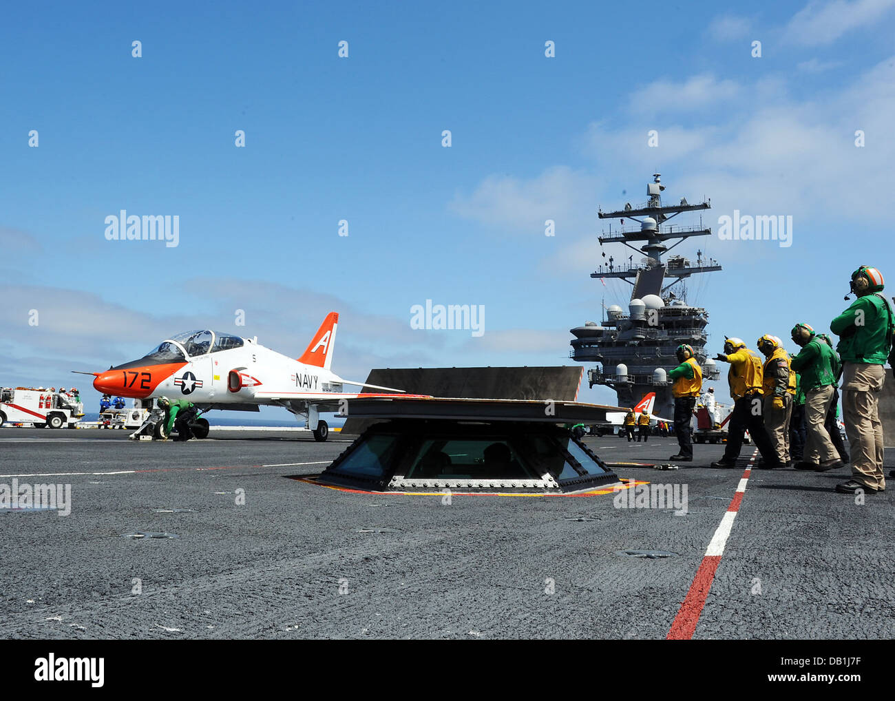 Ein T - 45C Goshawk Trainingsflugzeug aus der Tiger Training Wing 1 bereitet sich auf das Flugdeck des Flugzeugträgers USS Ronald Reagan (CVN-76) zu starten. Ronald Reagan führt Träger Qualifikationen im Gange. Stockfoto