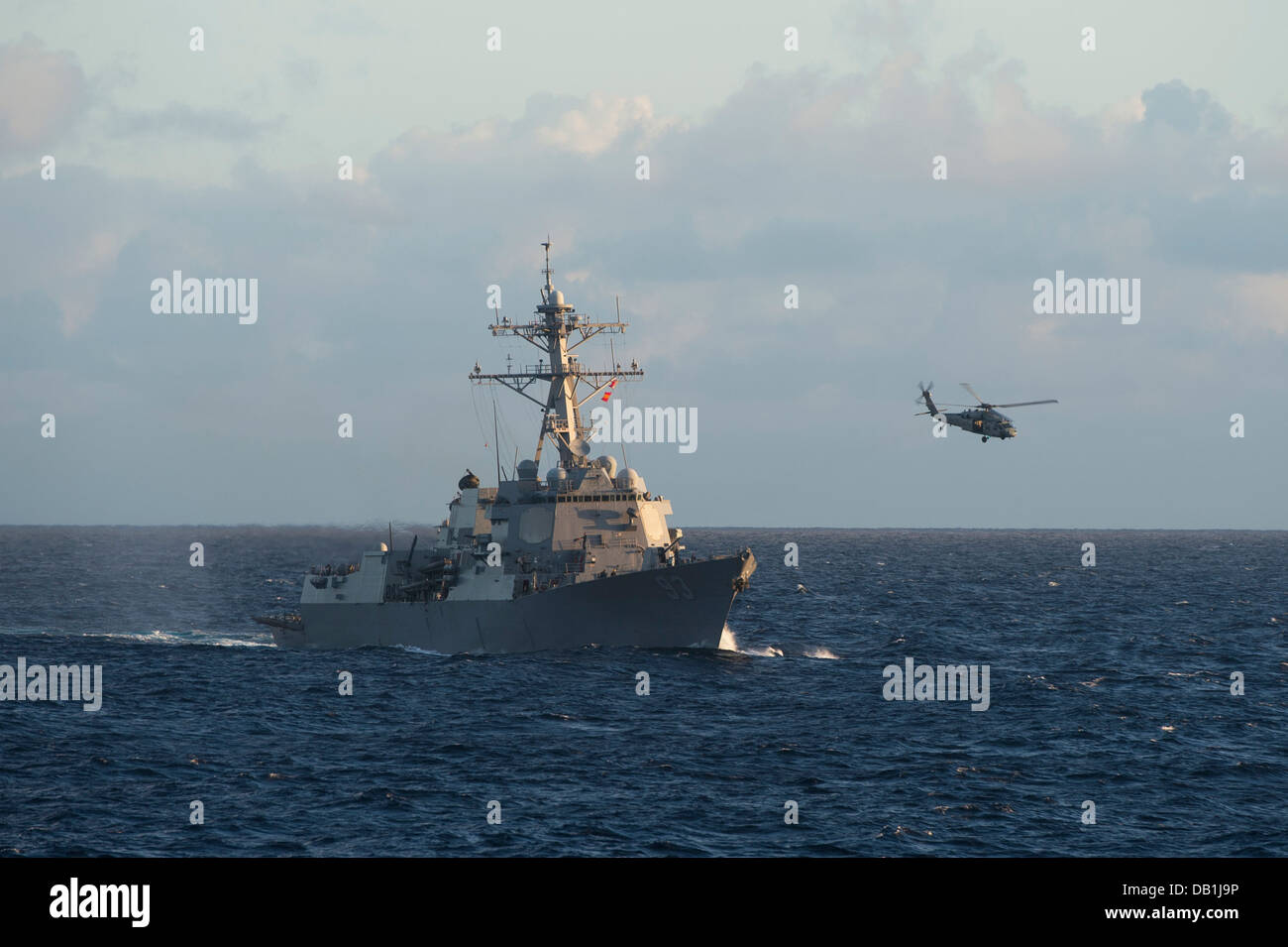 Military Sealift Command trockene Ladung/Munition Schiff USNS Charles Drew (T-AKE 10) kommt in Position für einen frühen Morgen wieder Stockfoto