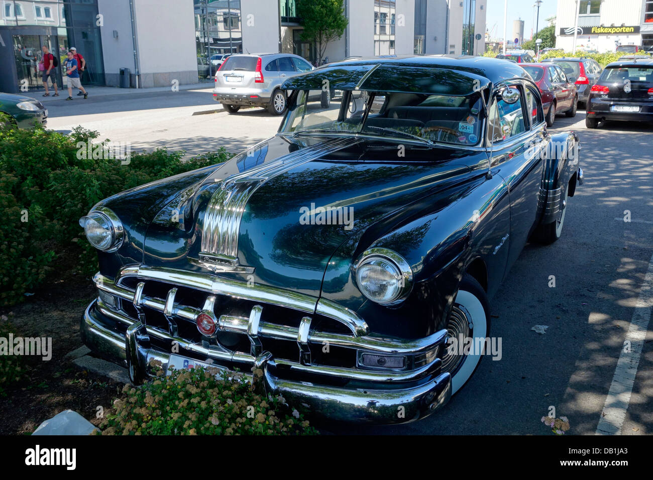 Pontiac optimieren von 1950 geparkt einen Schatten auf einen Parkplatz. Stockfoto